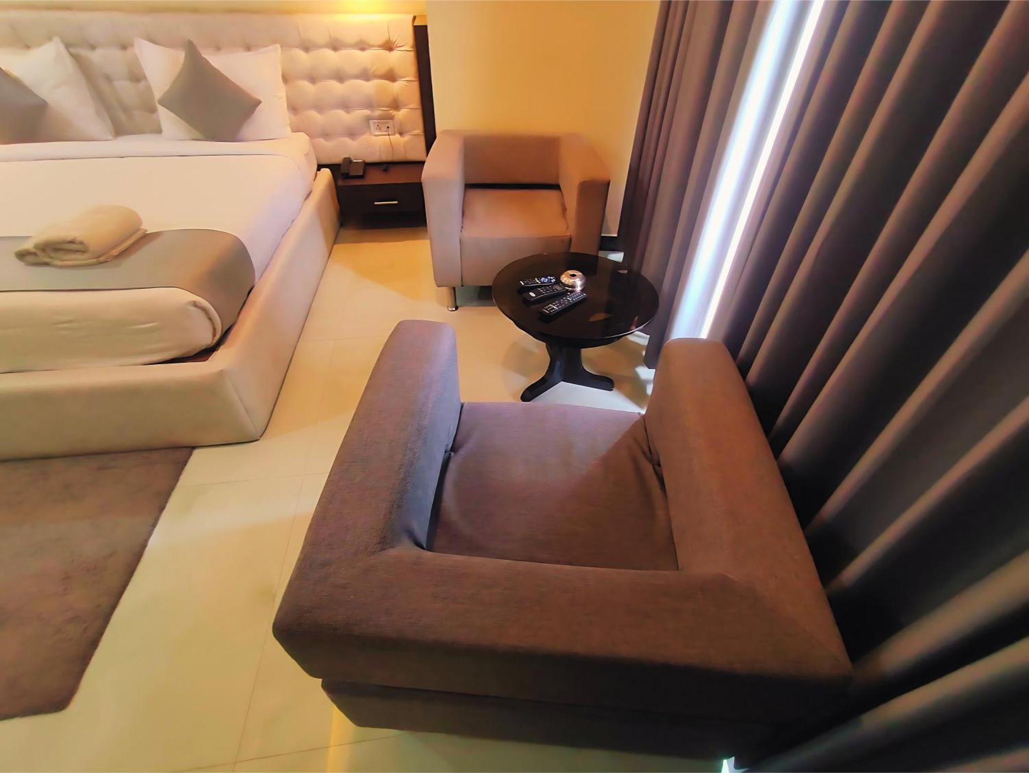 Hotel Papilio Malda Екстер'єр фото